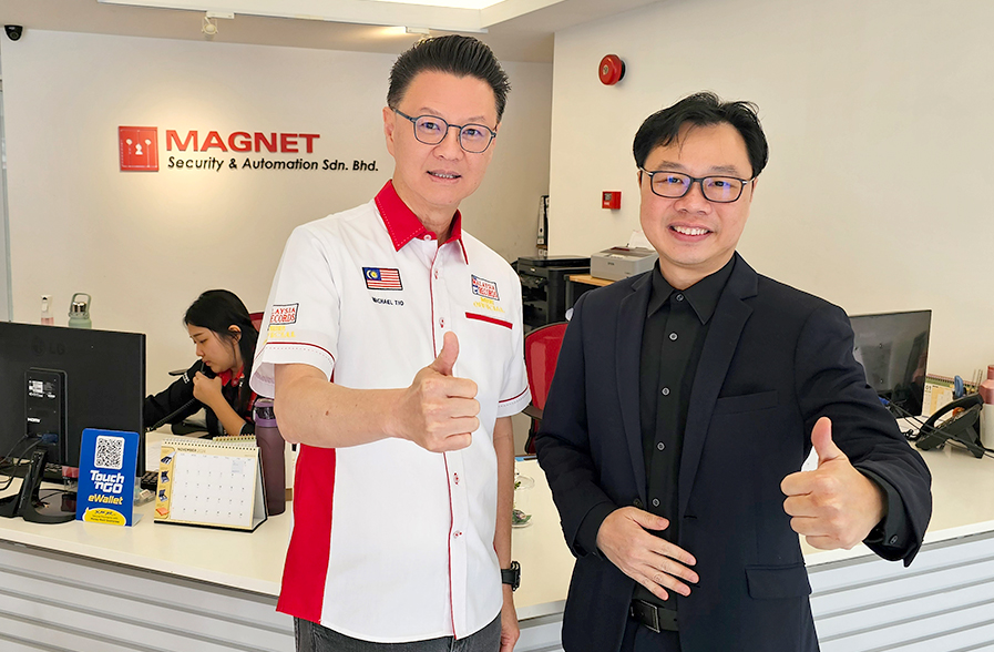 CEO and DTMT thumb up